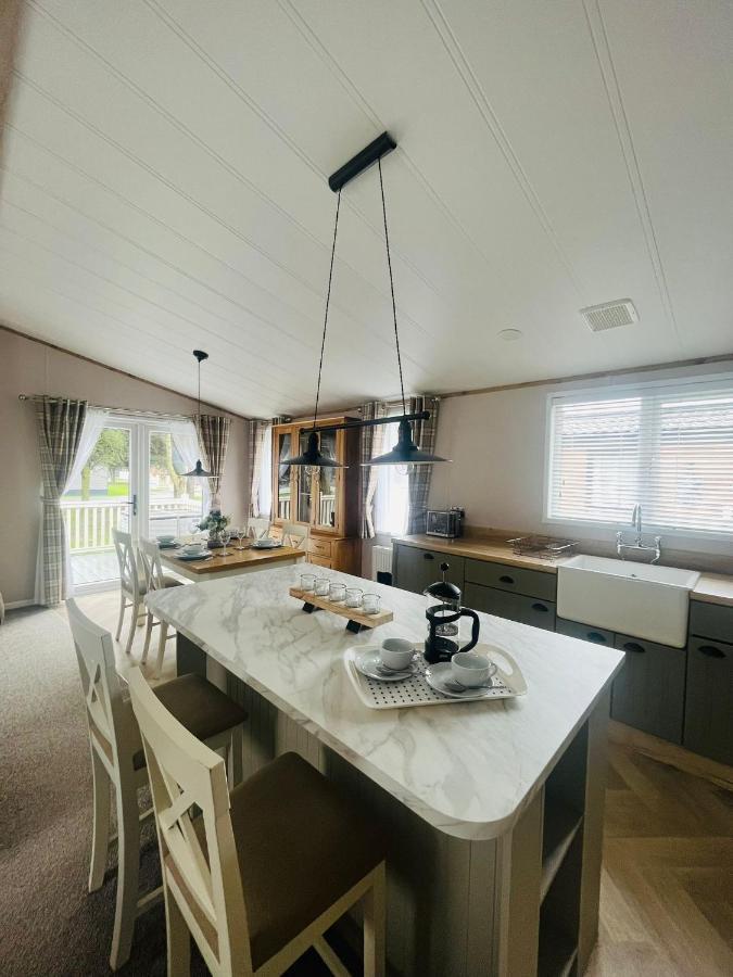 Lucky Lodge With Hot Tub York Exterior foto
